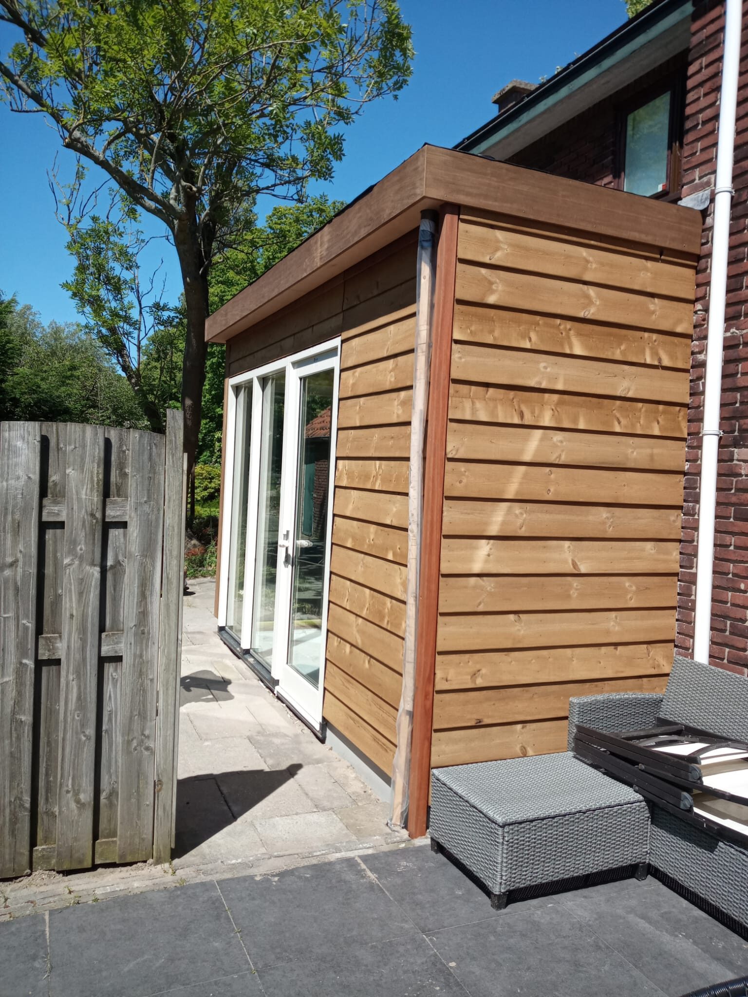 Aanbouw met houten gevel aan een woning in Oegstgeest door LBH Bouw