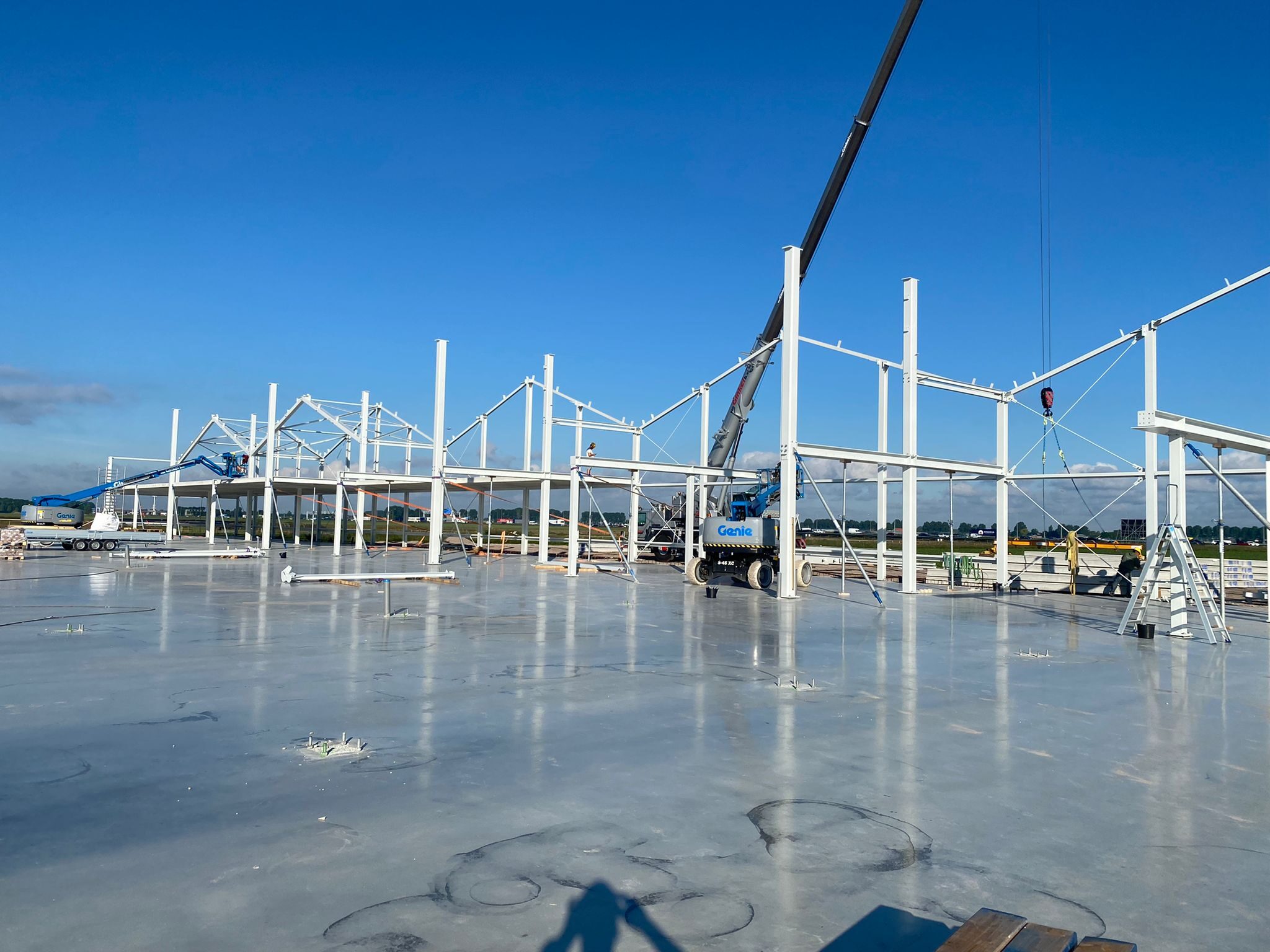 Nieuwbouw bedrijfspand van Daan Kromhout & Zn. in Rijsenhout, gebouwd door LBH Bouw: staalconstructie in aanbouw