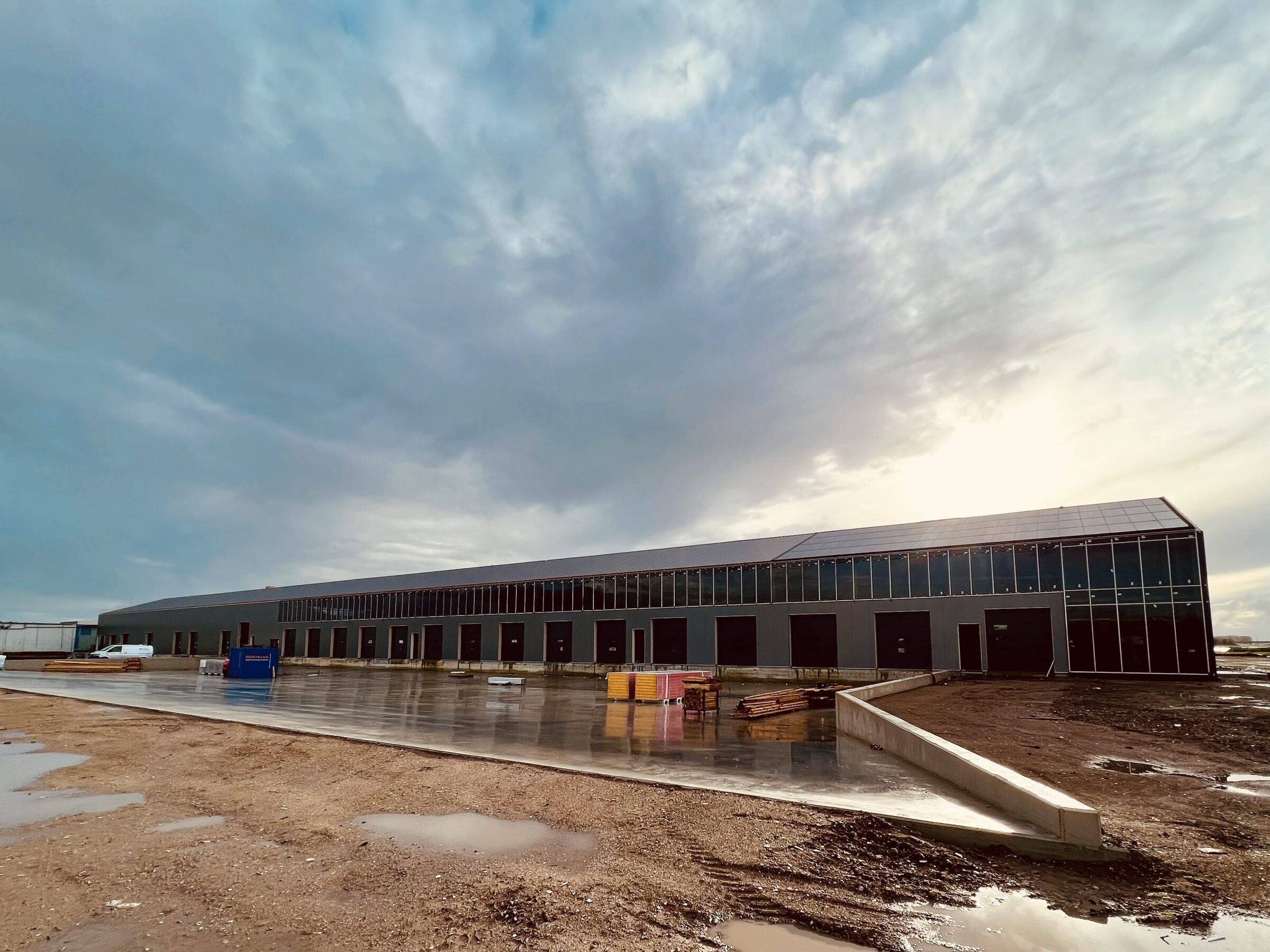 Nieuwbouw bedrijfspand van Daan Kromhout & Zn. in Rijsenhout, gebouwd door LBH Bouw: het pand na de bouw