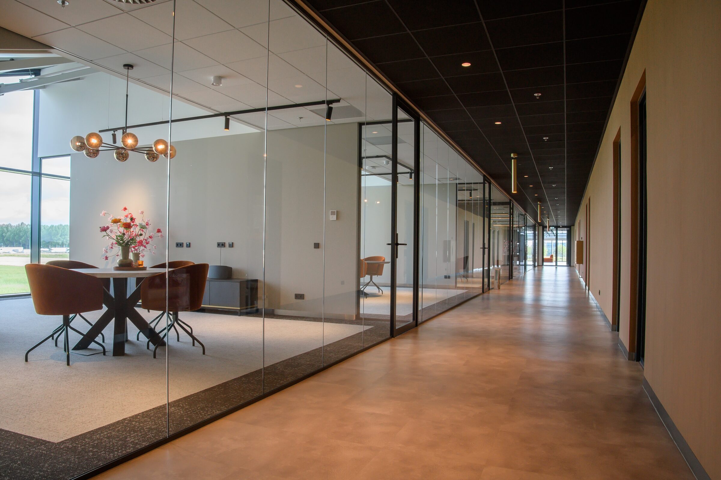 Nieuwbouw bedrijfspand van Daan Kromhout & Zn. in Rijsenhout, gebouwd door LBH Bouw: gang met glazen wanden