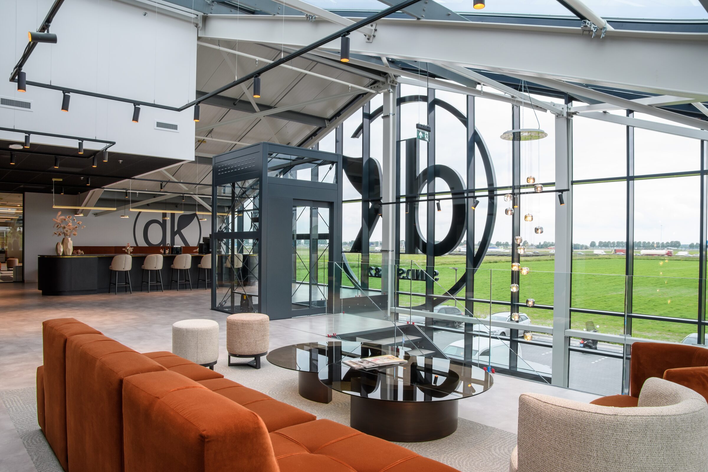 Nieuwbouw bedrijfspand van Daan Kromhout & Zn. in Rijsenhout, gebouwd door LBH Bouw: showroom