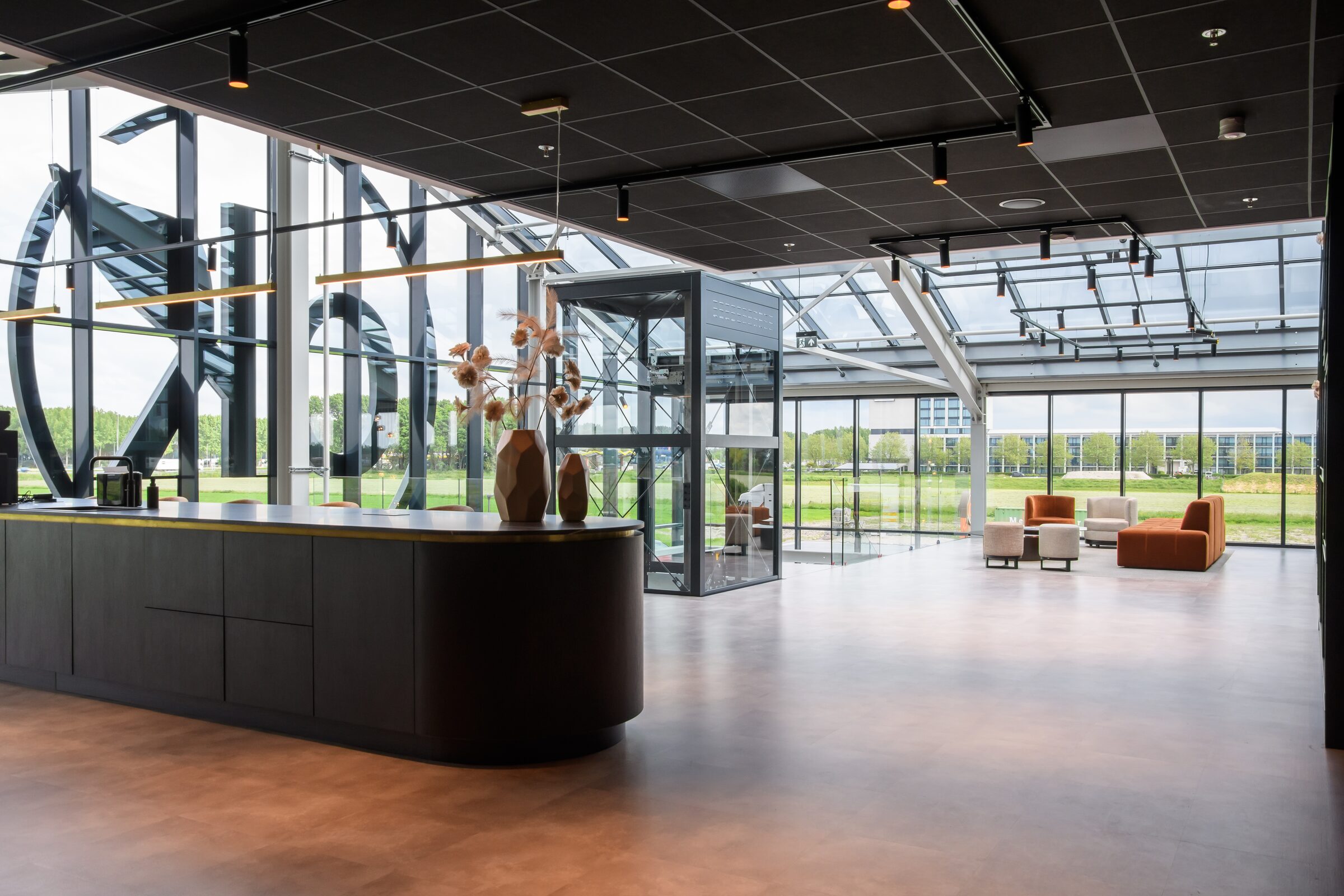 Nieuwbouw bedrijfspand van Daan Kromhout & Zn. in Rijsenhout, gebouwd door LBH Bouw: showroom met bar