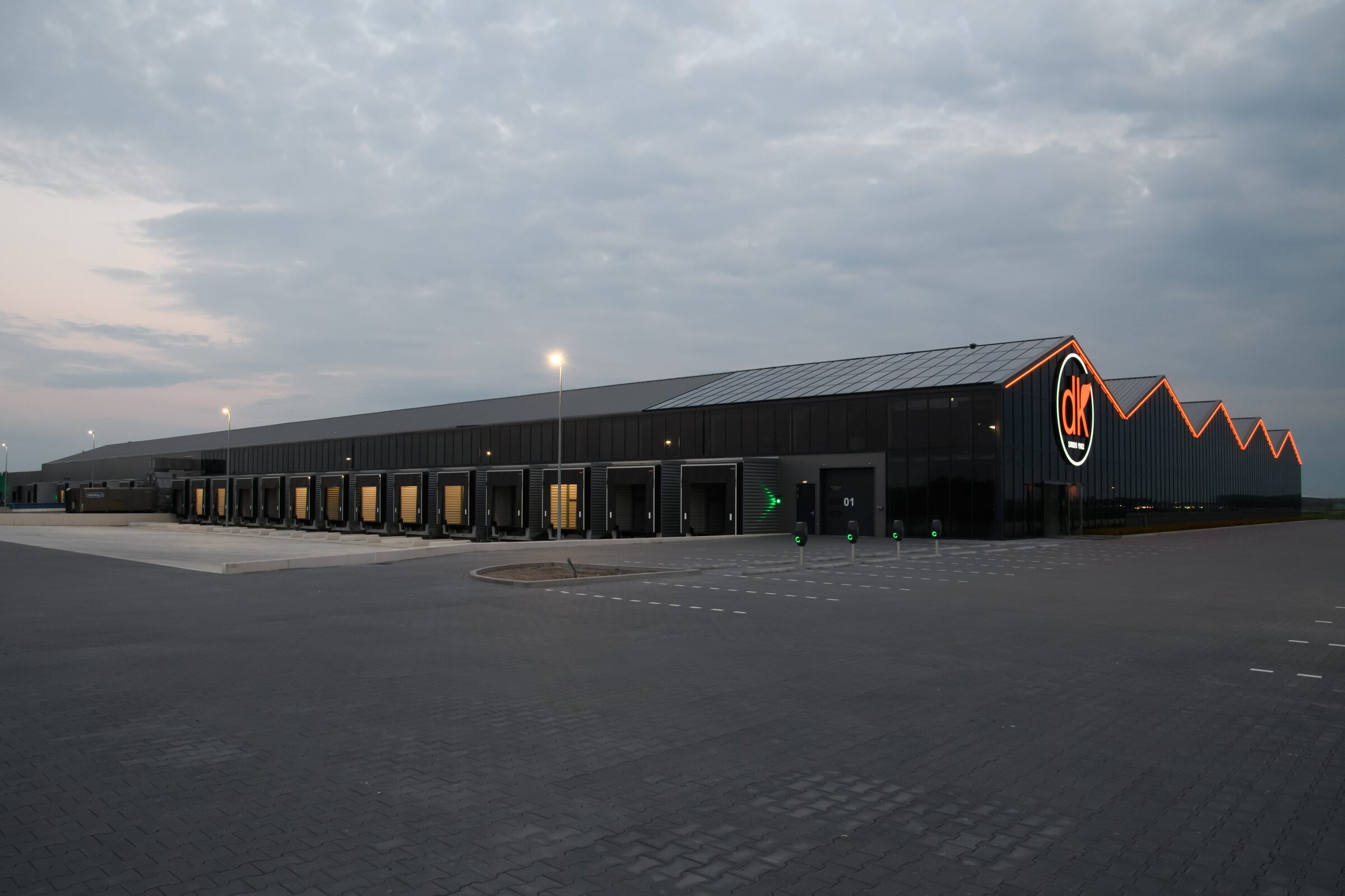 Nieuwbouw bedrijfspand van Daan Kromhout & Zn. in Rijsenhout, gebouwd door LBH Bouw: buitenzijde in de avond