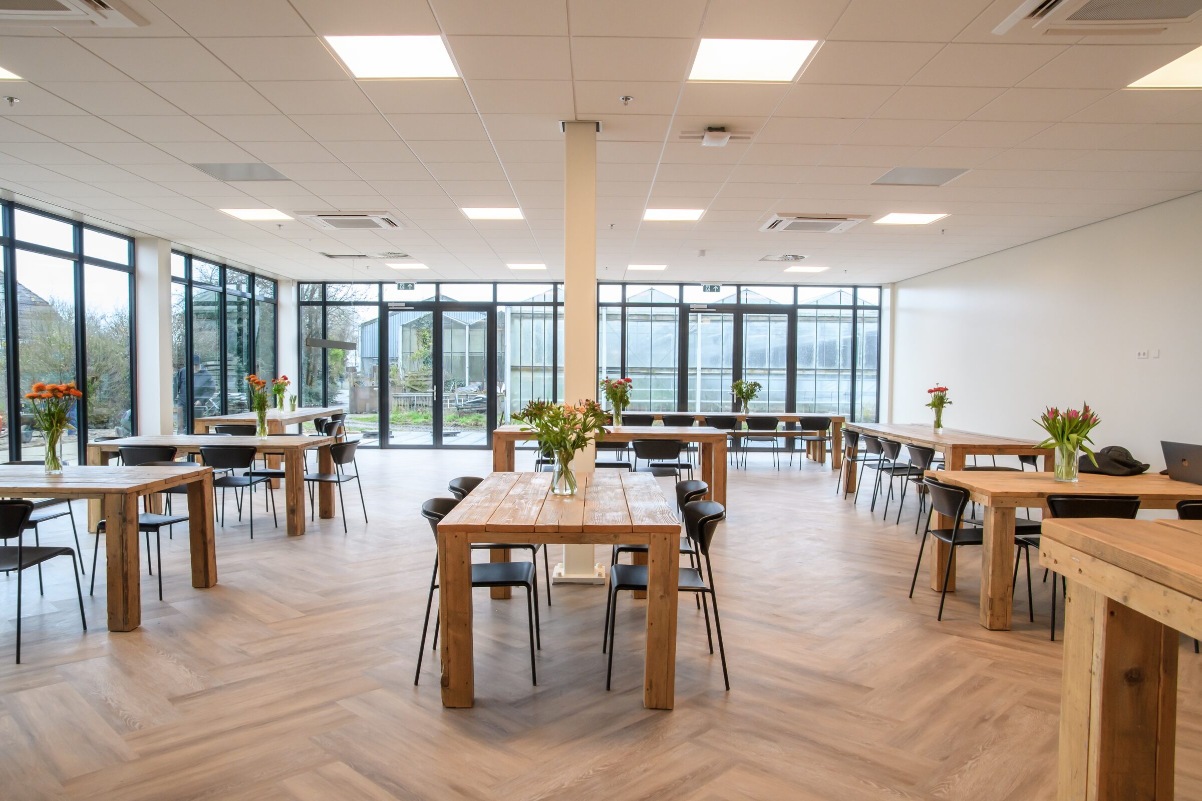 Nieuwbouw bedrijfspand van Daan Kromhout & Zn. in Rijsenhout, gebouwd door LBH Bouw: kantine