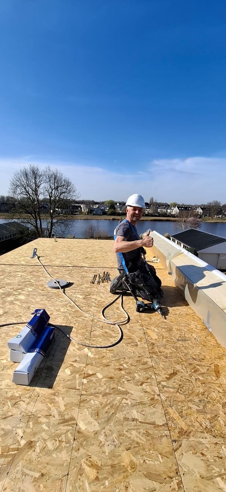 Vakman van LBH Bouw aan het werk op een dak