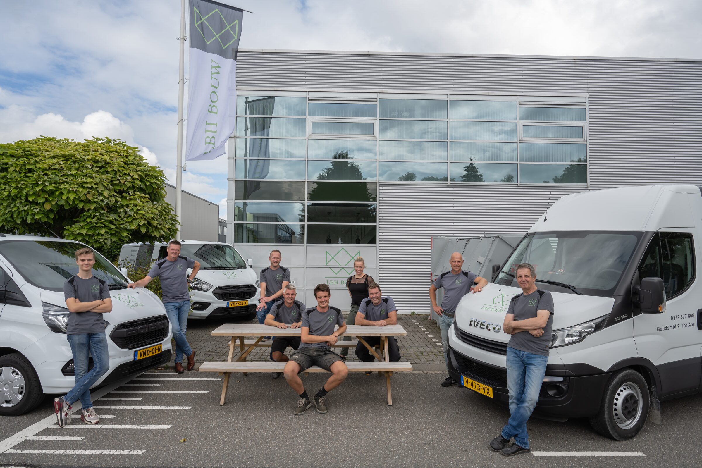 Het team van LBH Bouw met de bedrijfsbussen in Ter Aar