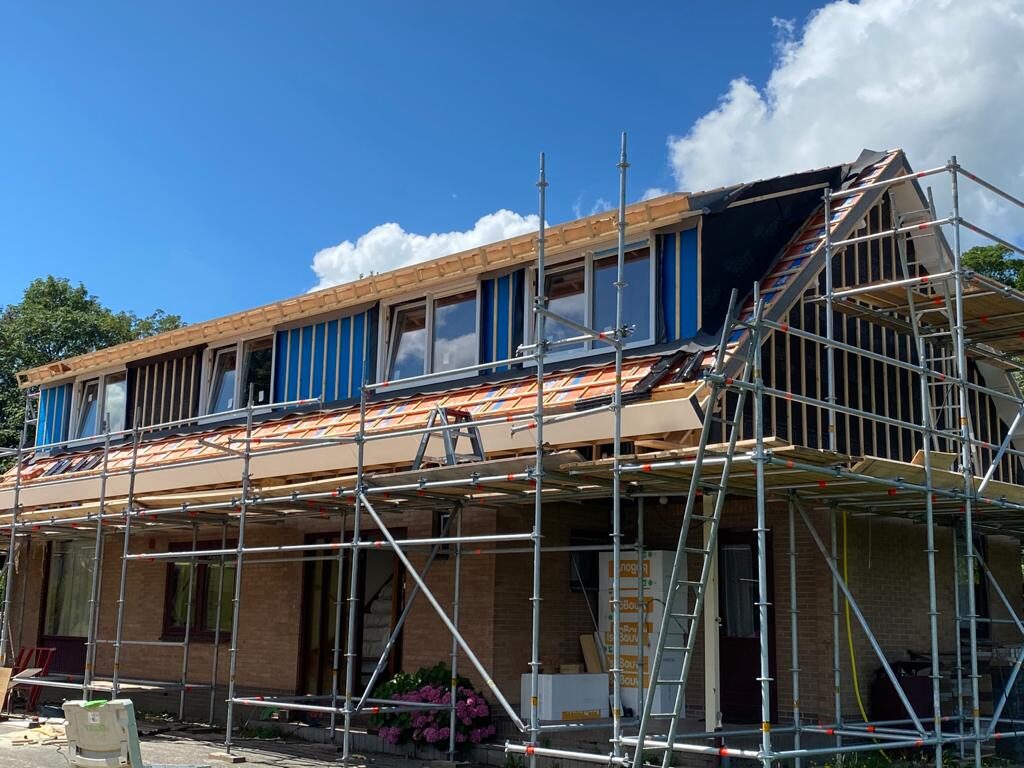 Verbouwing door LBH Bouw met nieuwe dakconstructie, dakkapellen en badkamer: dak in uitvoering met steigers