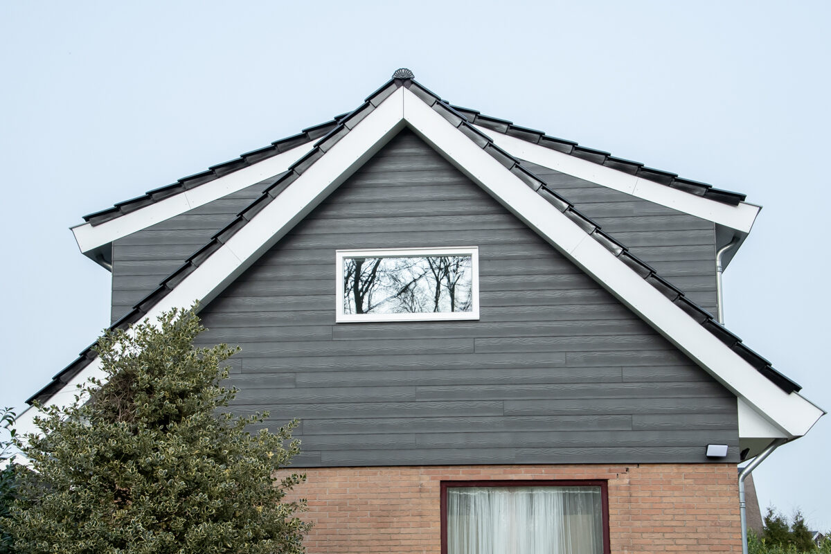 Verbouwing door LBH Bouw met nieuwe dakconstructie, dakkapellen en badkamer: nieuwe kopgevel