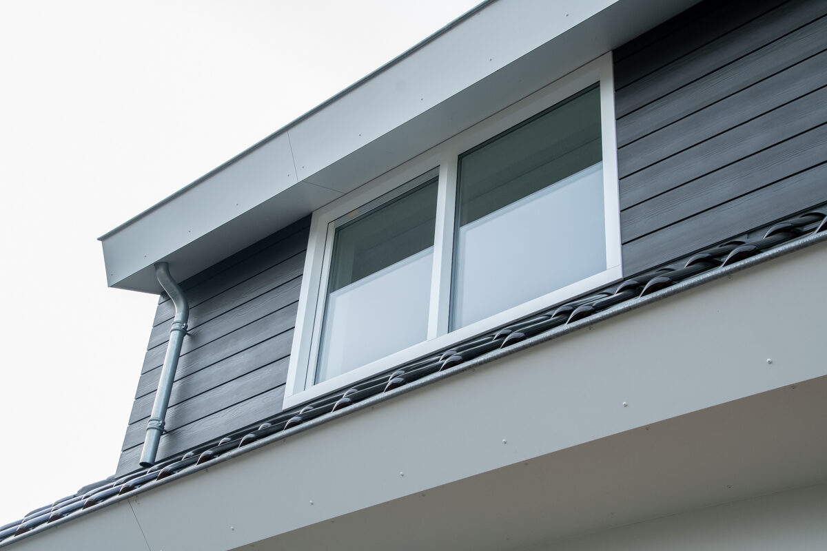 Verbouwing door LBH Bouw met nieuwe dakconstructie, dakkapellen en badkamer: dakkapel met nieuwe kozijnen