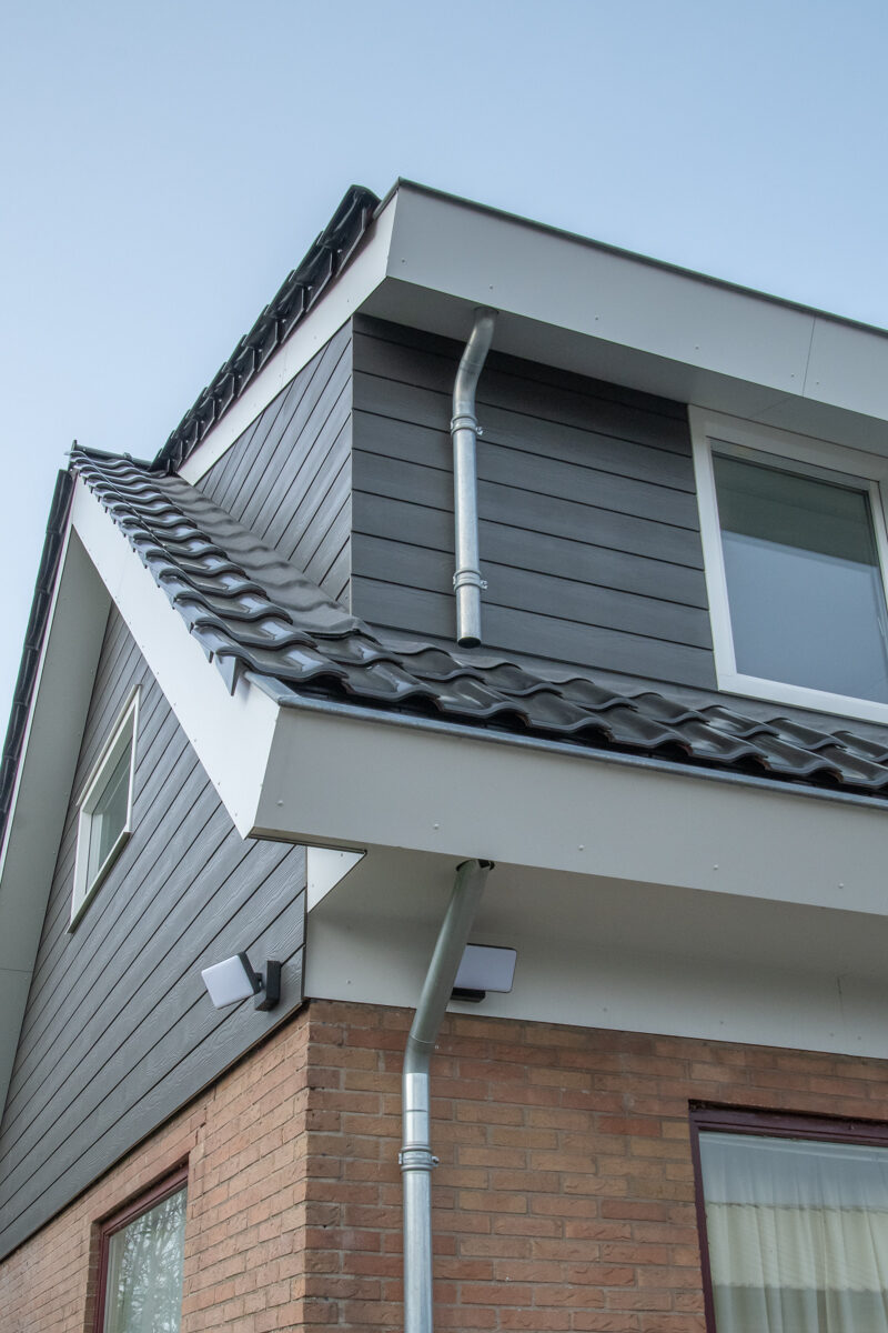 Verbouwing door LBH Bouw met nieuwe dakconstructie, dakkapellen en badkamer: hoek van de nieuwe dakopbouw