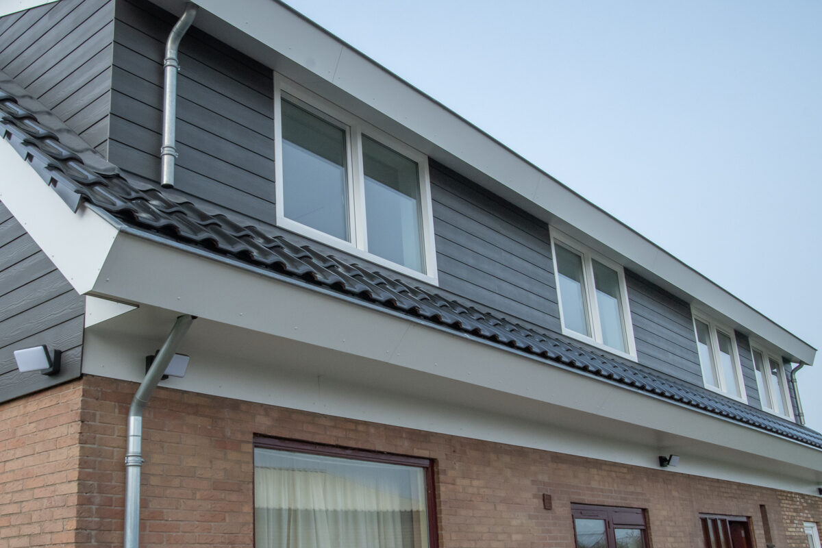 Verbouwing door LBH Bouw met nieuwe dakconstructie, dakkapellen en badkamer: dakkapellen over de lengte van het dak