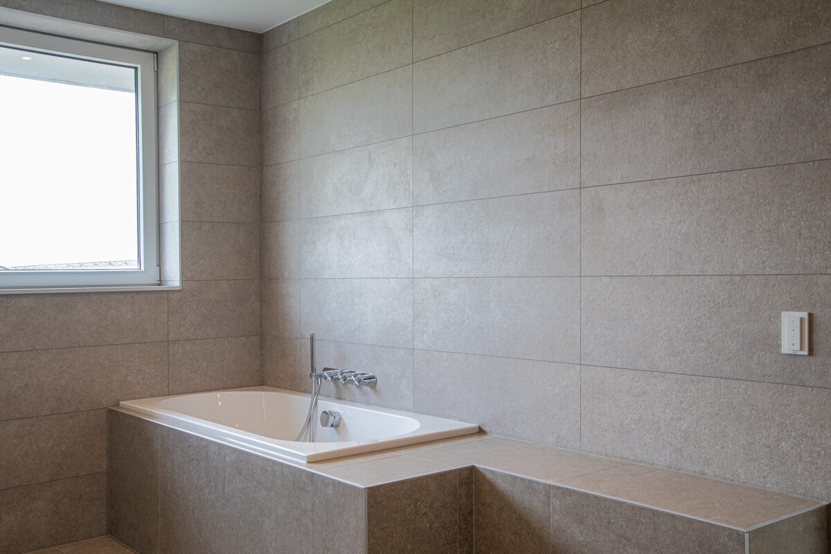 Verbouwing door LBH Bouw met nieuwe dakconstructie, dakkapellen en badkamer: ligbad in de nieuwe badkamer
