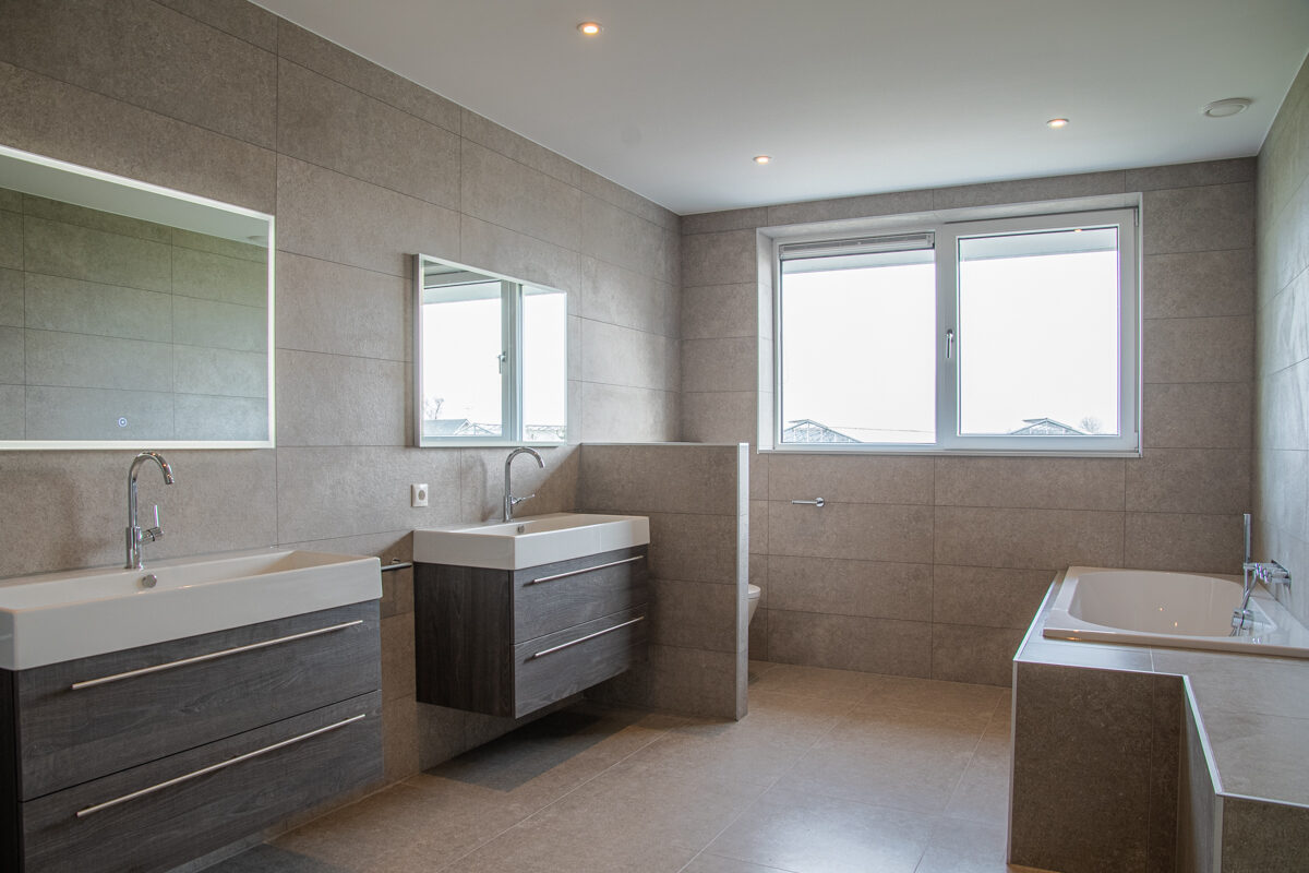 Verbouwing door LBH Bouw met nieuwe dakconstructie, dakkapellen en badkamer: overzicht van de nieuwe badkamer