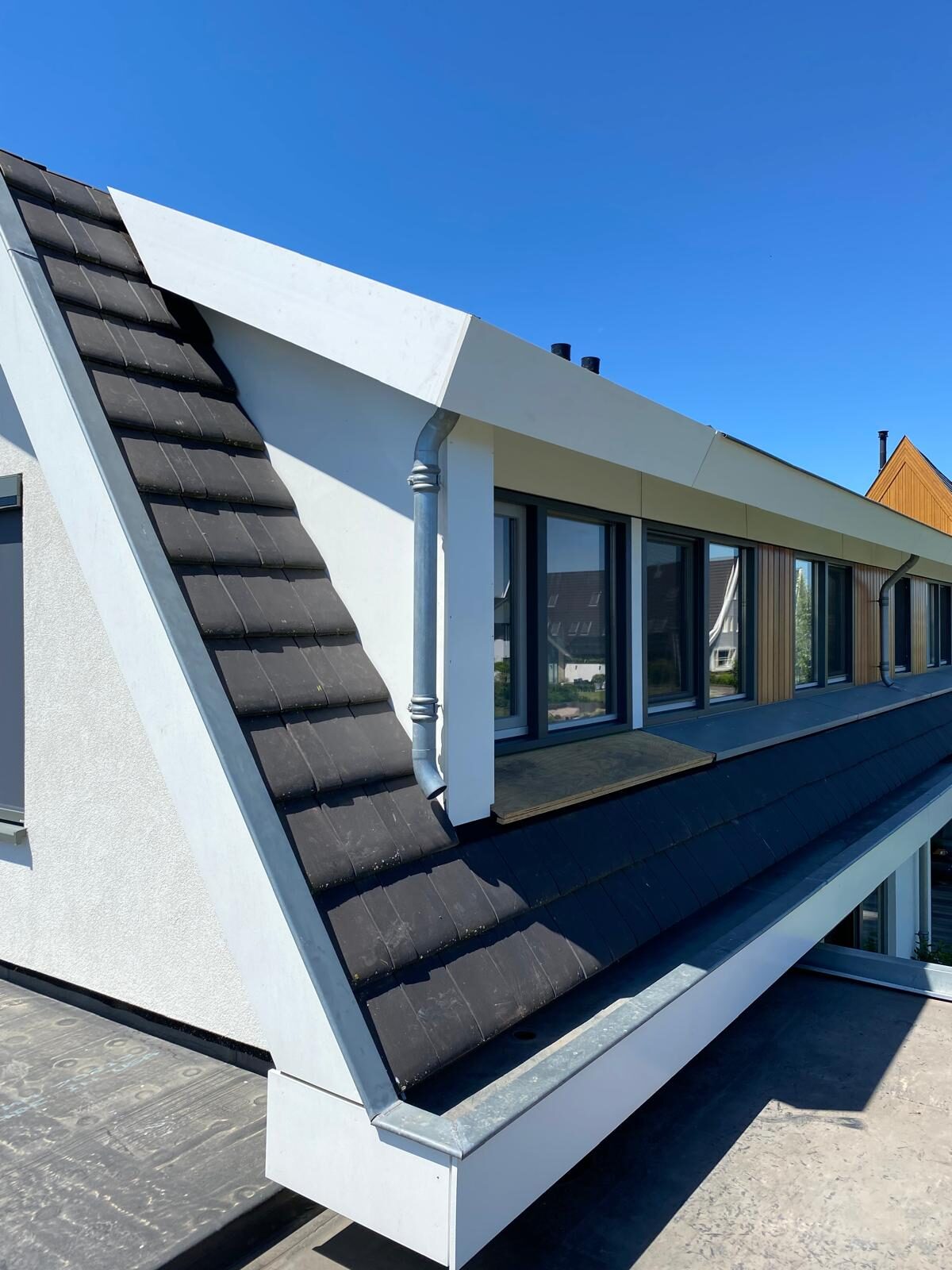 Detail van een dakkapel met nieuwe kozijnen, door LBH Bouw