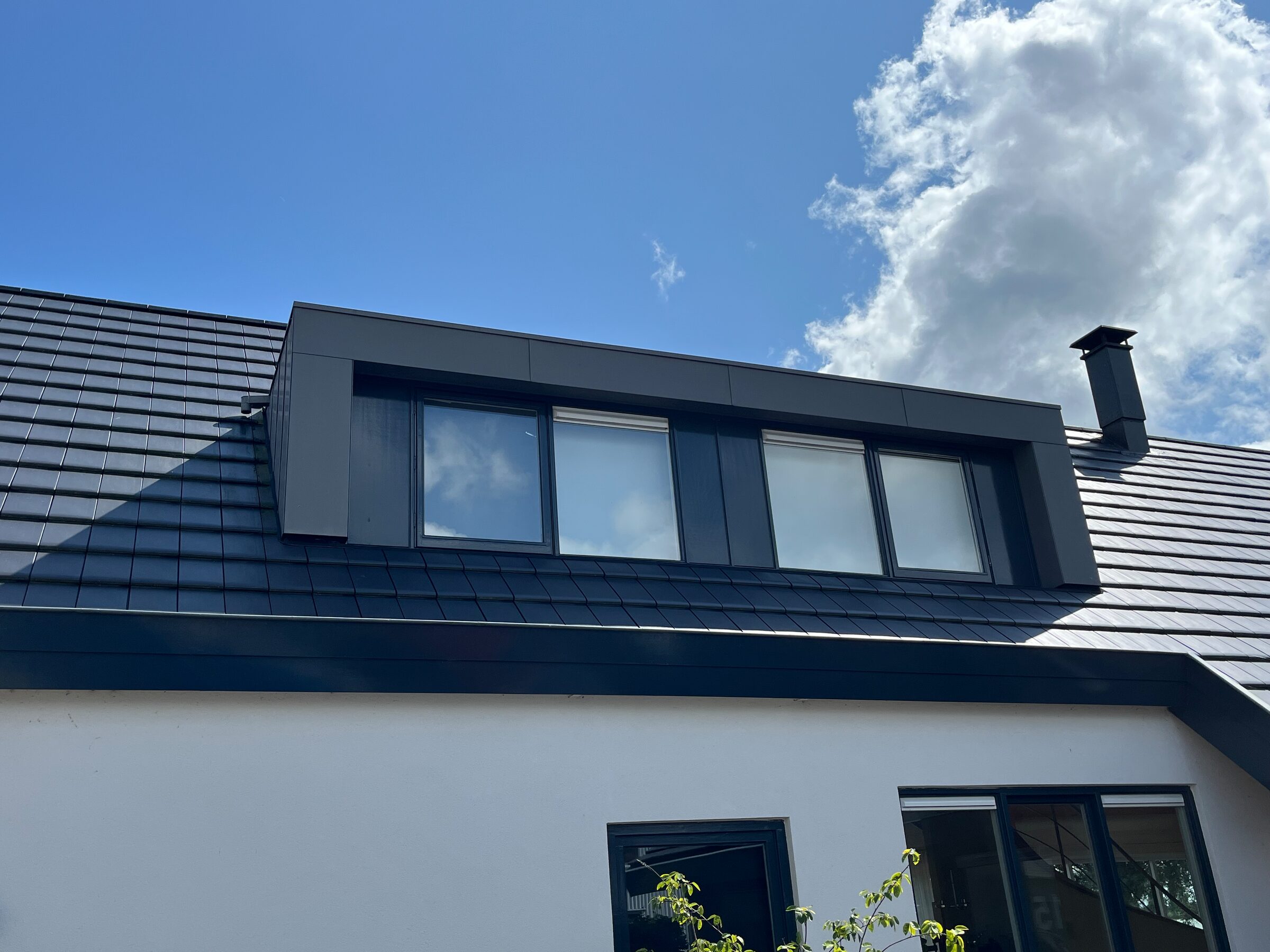 Moderne dakkapel met donkere afwerking, door LBH Bouw