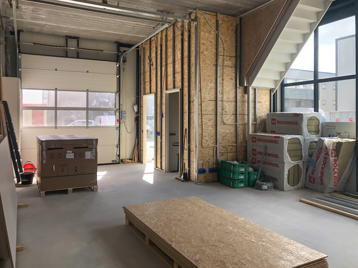 Fotostudio in een bedrijfsruimte, gerealiseerd door LBH Bouw: nieuwe wanden in aanbouw