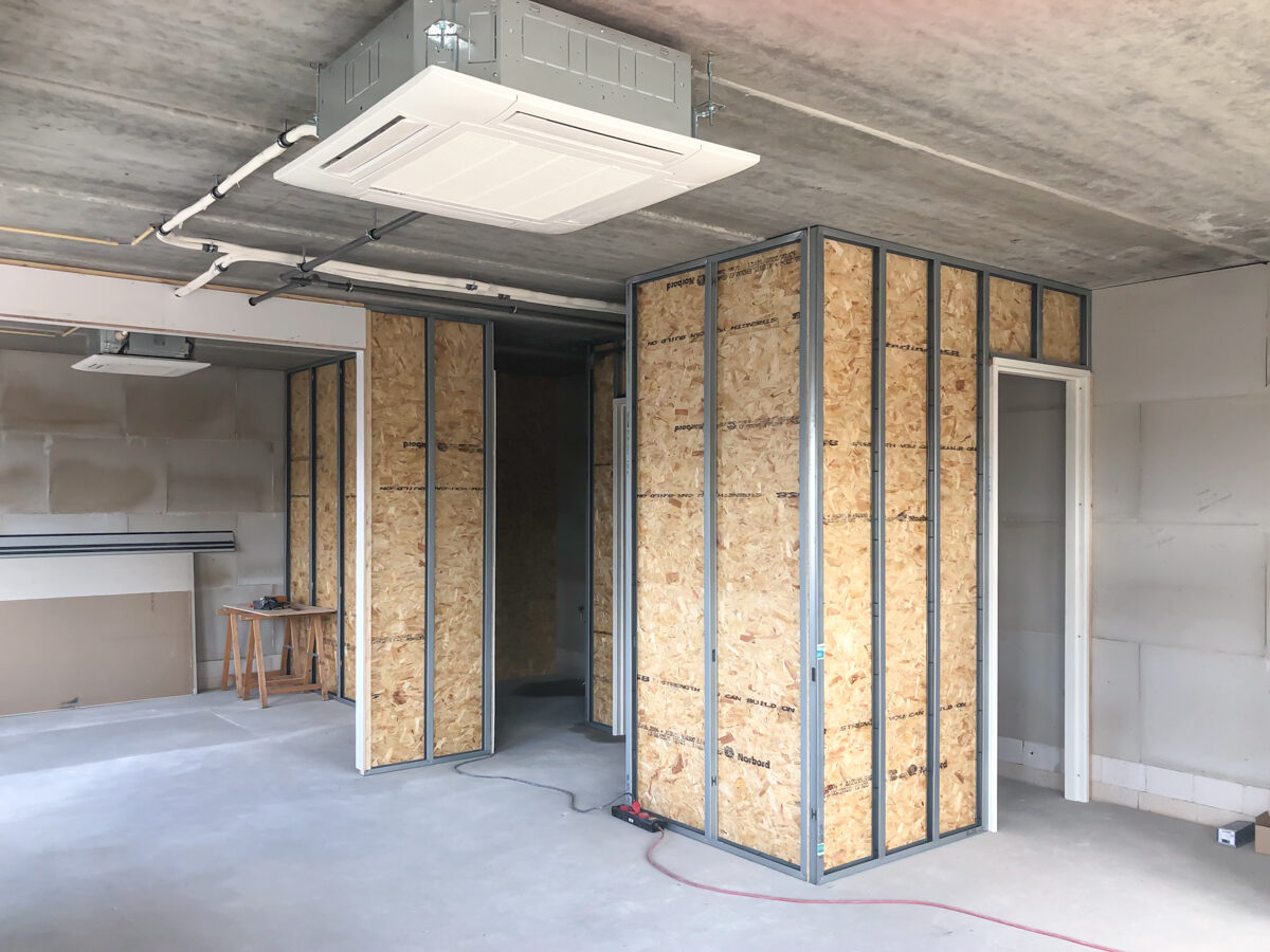 Fotostudio in een bedrijfsruimte, gerealiseerd door LBH Bouw: wanden en installaties in aanbouw