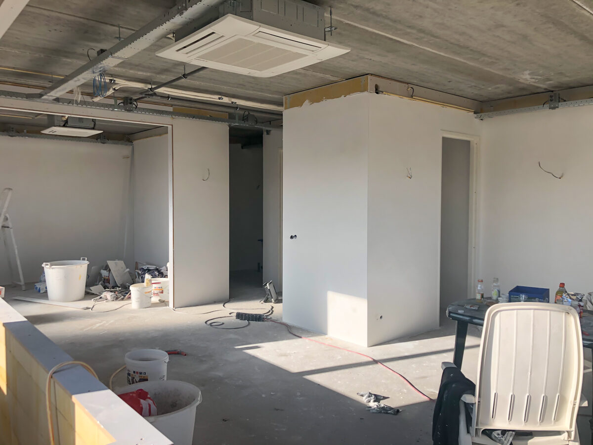 Fotostudio in een bedrijfsruimte, gerealiseerd door LBH Bouw: verdieping in afbouw