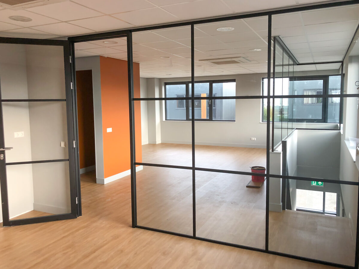 Fotostudio in een bedrijfsruimte, gerealiseerd door LBH Bouw: glazen wanden en deuren