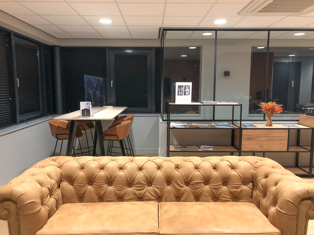 Fotostudio in een bedrijfsruimte, gerealiseerd door LBH Bouw: ontvangstruimte na oplevering
