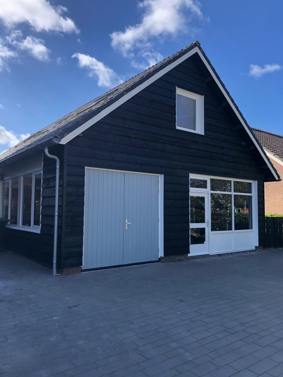 Garage met openslaande deuren en zwarte houten gevel, gebouwd door LBH Bouw
