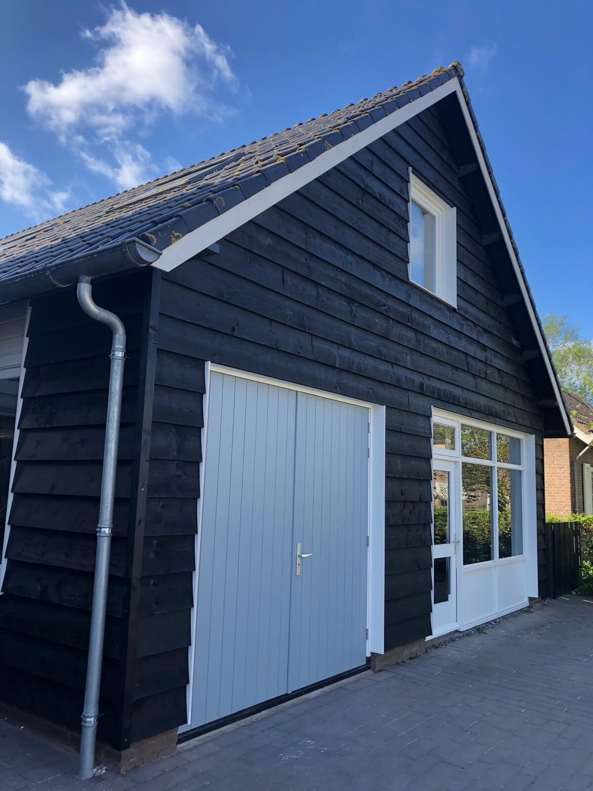 Garage met zwarte houten gevel, gebouwd door LBH Bouw