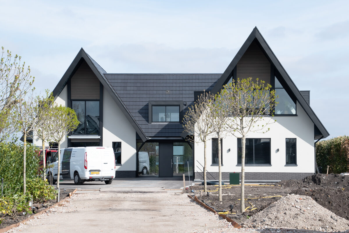 Luxe vrijstaande villa aan het water, gebouwd door LBH Bouw: voorgevel met entree