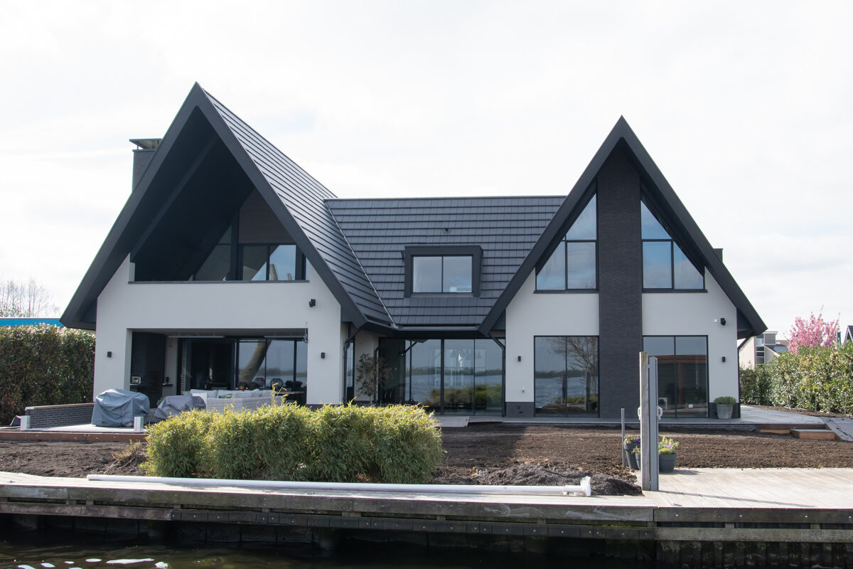 Luxe vrijstaande villa aan het water, gebouwd door LBH Bouw: achterzijde aan het water