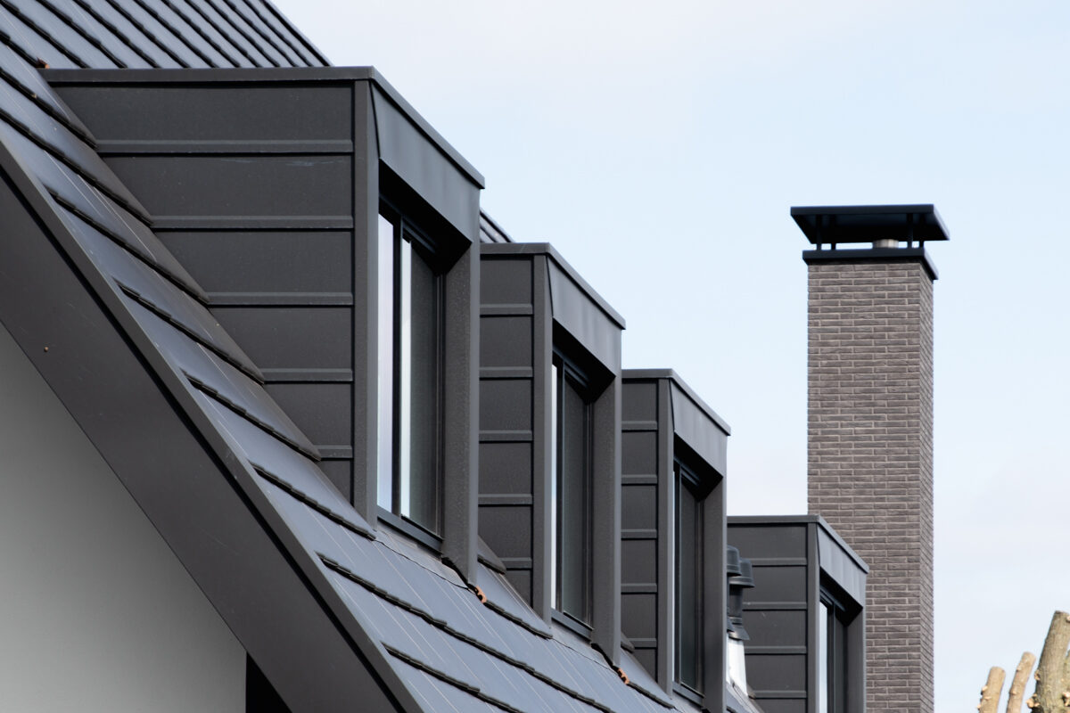 Luxe vrijstaande villa aan het water, gebouwd door LBH Bouw: dakkapellen en schoorsteen