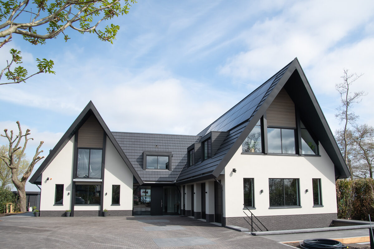 Luxe vrijstaande villa aan het water, gebouwd door LBH Bouw: achtergevel