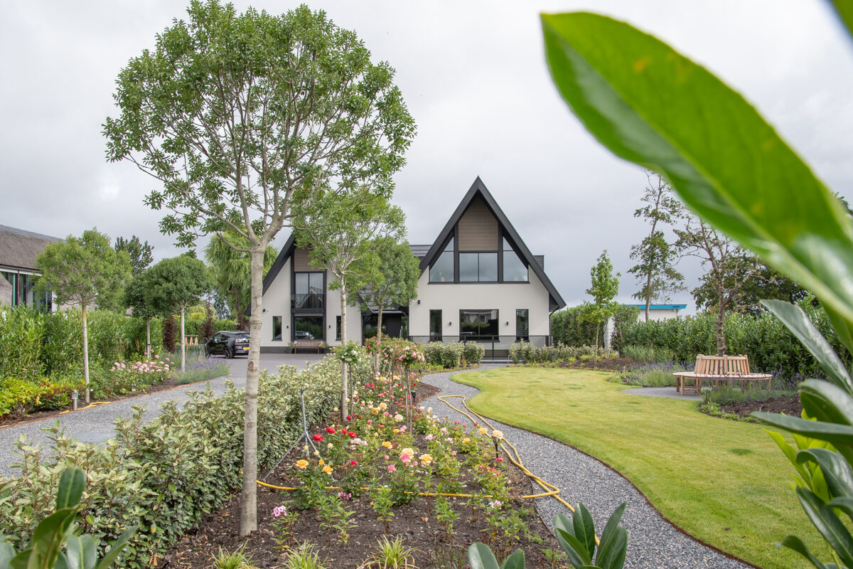 Luxe vrijstaande villa aan het water, gebouwd door LBH Bouw: met de aangelegde tuin