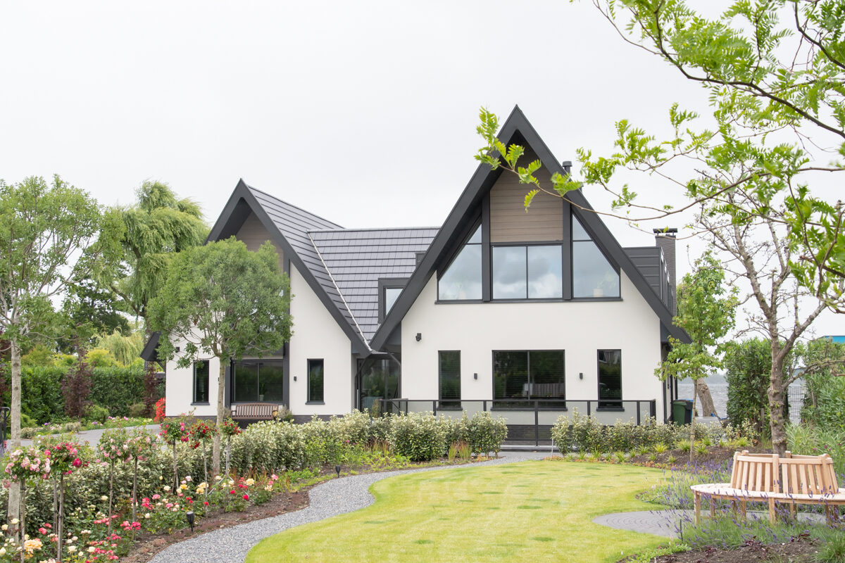 Luxe vrijstaande villa aan het water, gebouwd door LBH Bouw: tuinzijde
