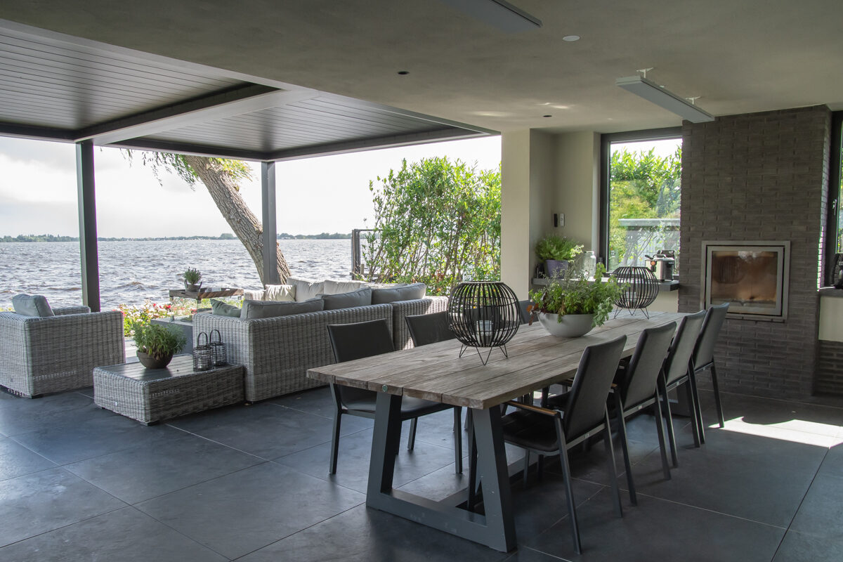 Luxe vrijstaande villa aan het water, gebouwd door LBH Bouw: overdekt terras met uitzicht op het water