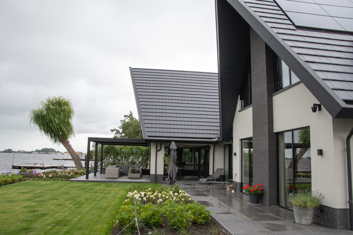 Luxe vrijstaande villa aan het water, gebouwd door LBH Bouw: overkapping en zijgevel