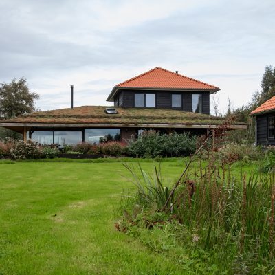 Luxe villa in Nieuwkoop, gebouwd door LBH Bouw: gezien vanuit de tuin