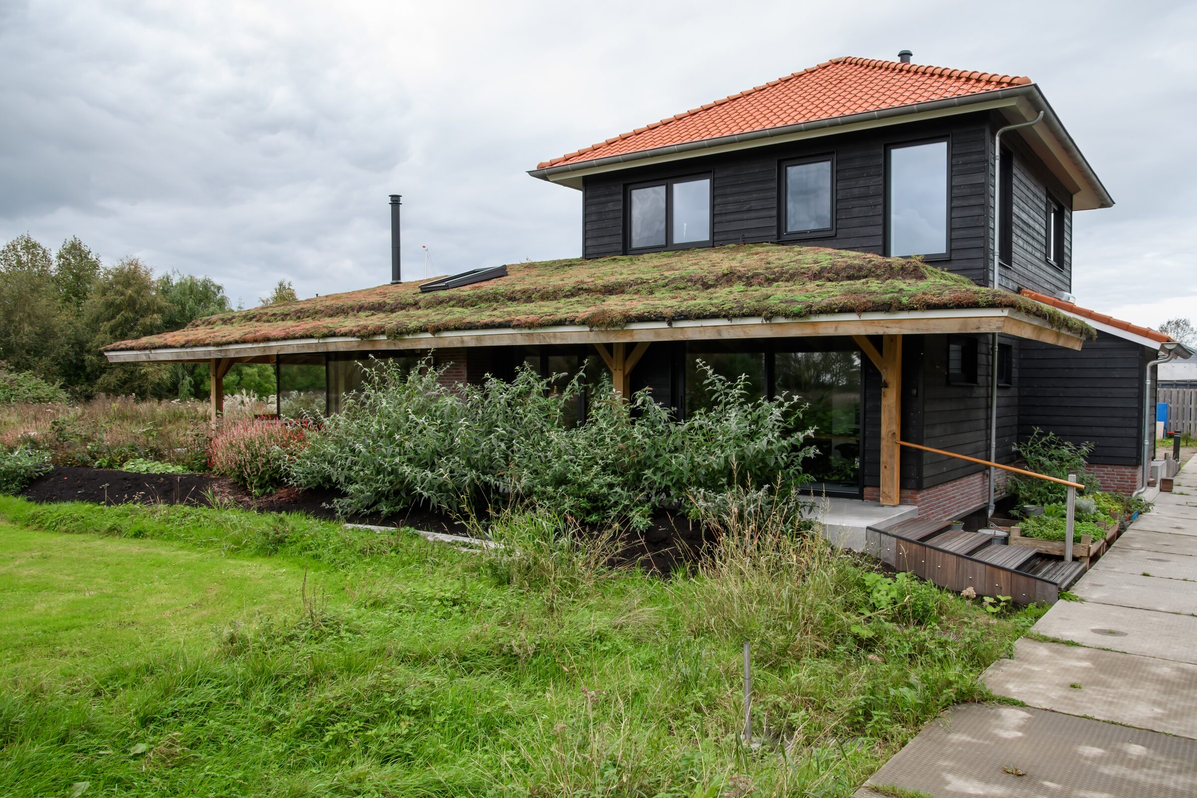 Luxe villa in Nieuwkoop, gebouwd door LBH Bouw: opgeleverd, gezien vanuit de tuin