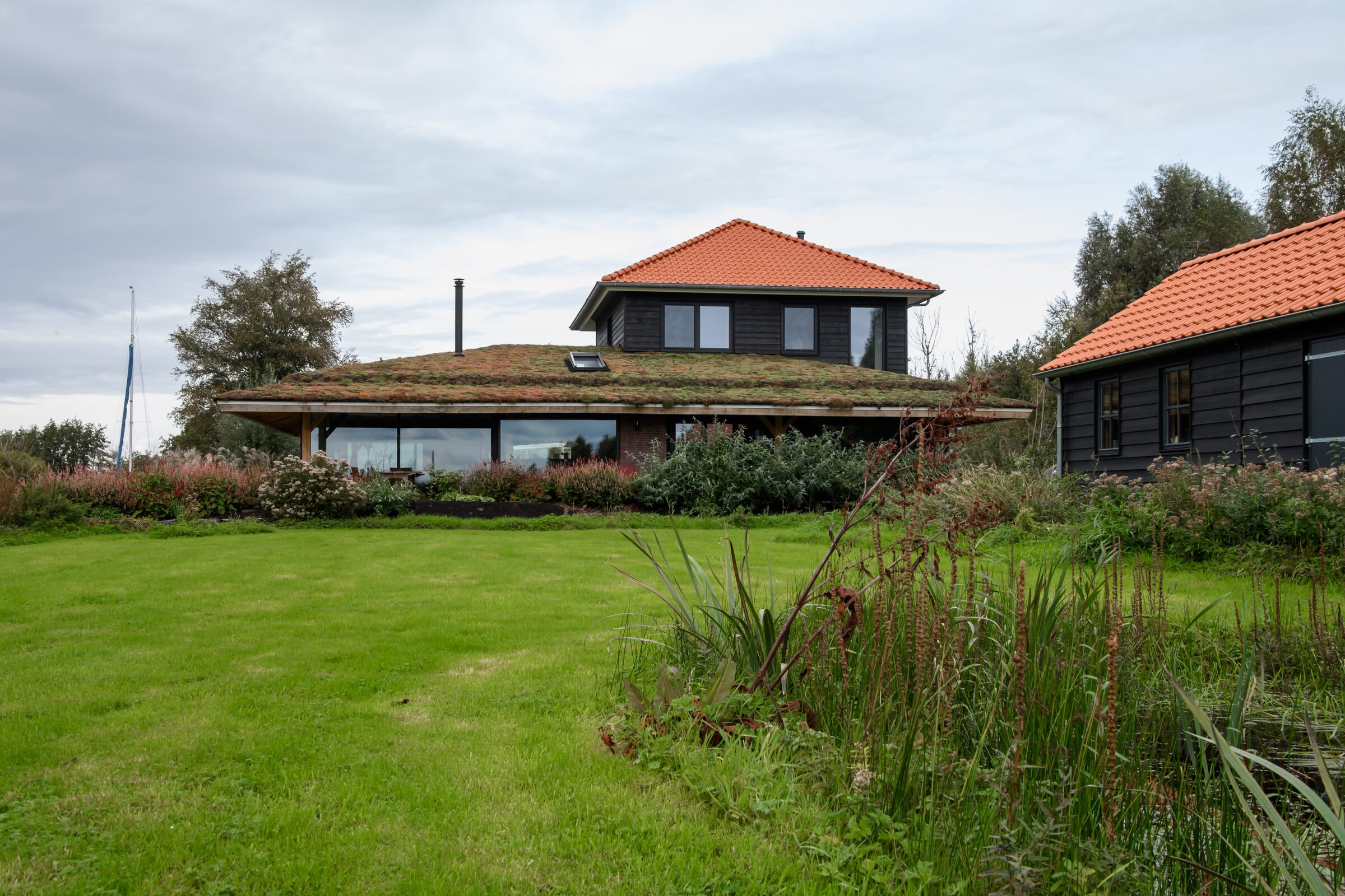 Luxe villa in Nieuwkoop, gebouwd door LBH Bouw: met de tuin eromheen