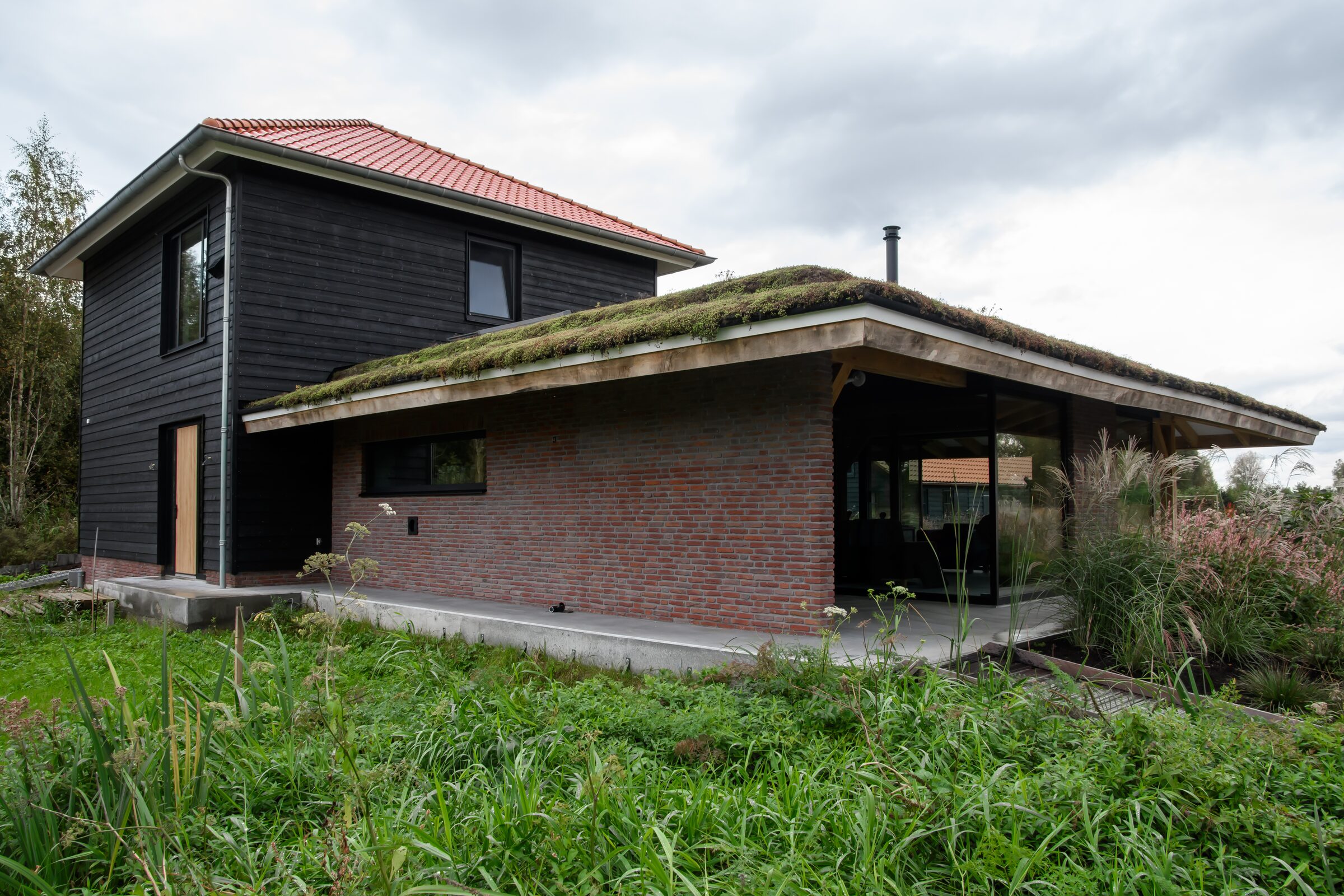 Luxe villa in Nieuwkoop, gebouwd door LBH Bouw: zijgevel