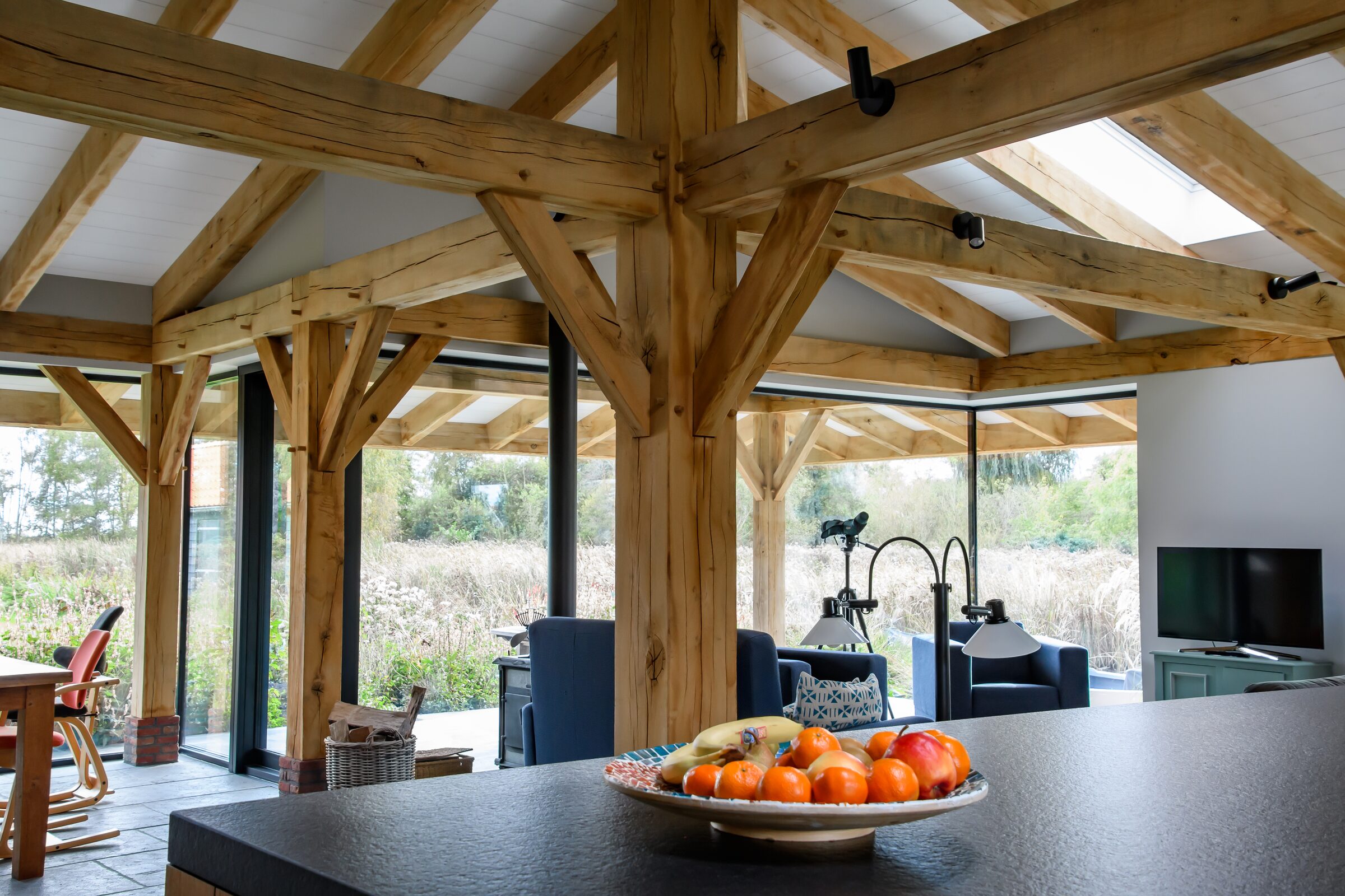 Luxe villa in Nieuwkoop, gebouwd door LBH Bouw: woonkeuken met houten spanten