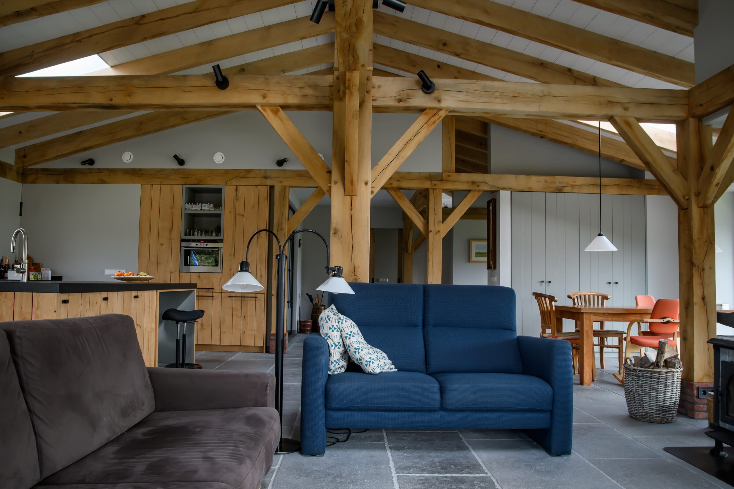 Luxe villa in Nieuwkoop, gebouwd door LBH Bouw: woonkamer met open keuken