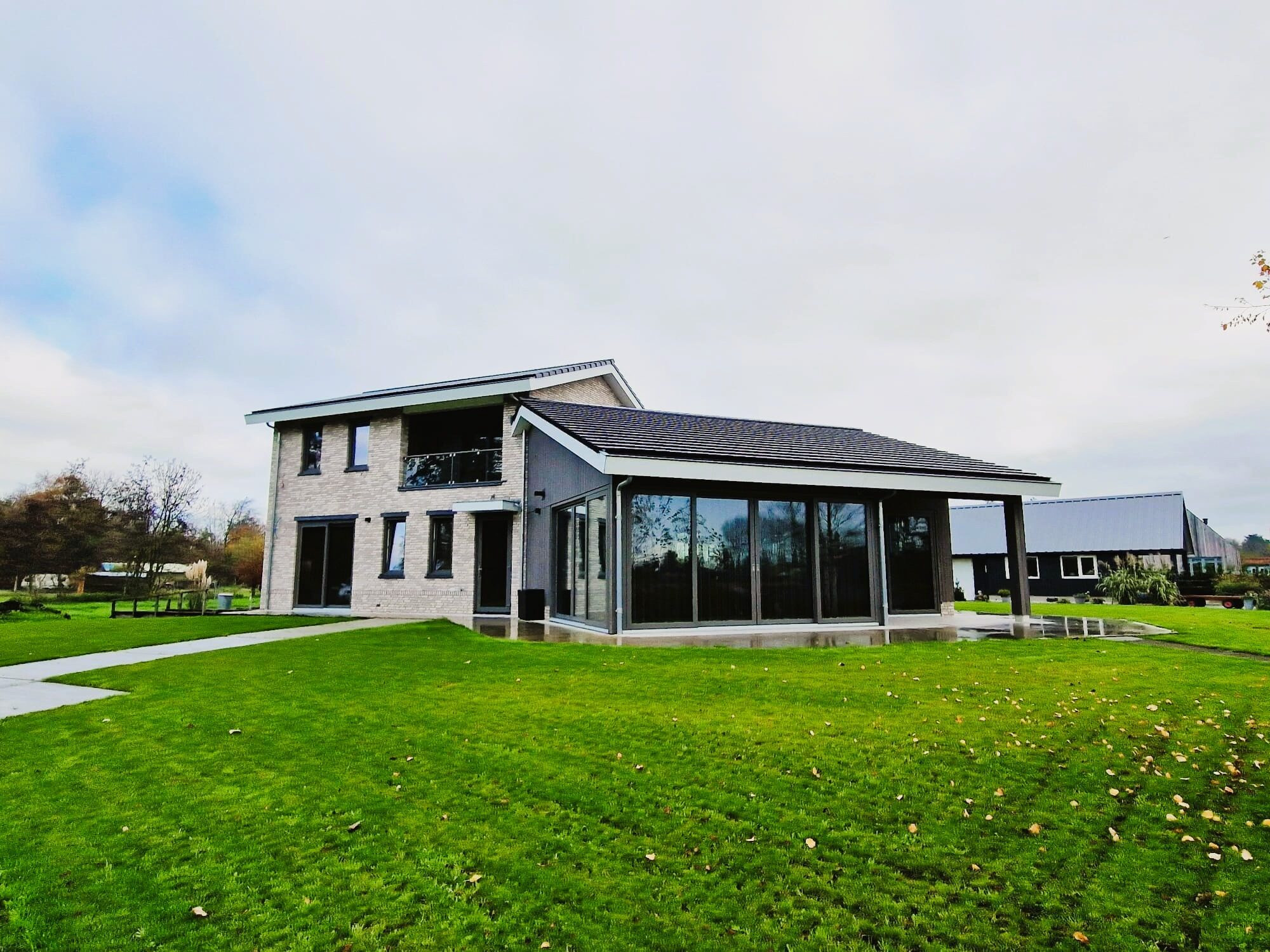 Luxe woning aan het water, gebouwd door LBH Bouw: tuinzijde