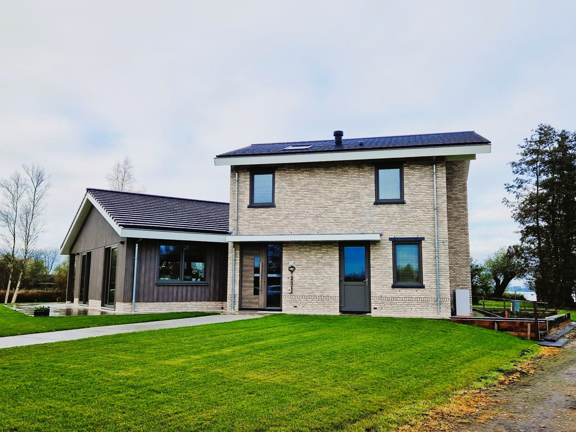 Luxe woning aan het water, gebouwd door LBH Bouw: voorgevel