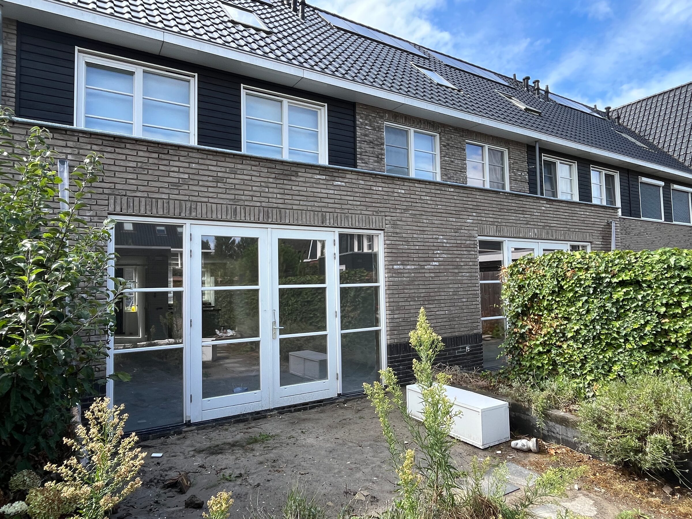 Nieuwe kozijnen en openslaande deuren aan een woning in Alphen aan den Rijn, door LBH Bouw
