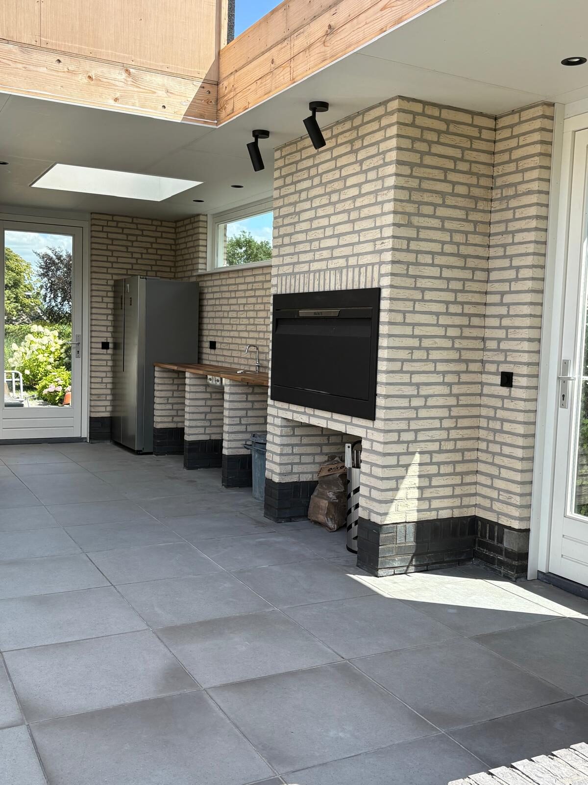 Overkapping met buitenkeuken, gebouwd door LBH Bouw
