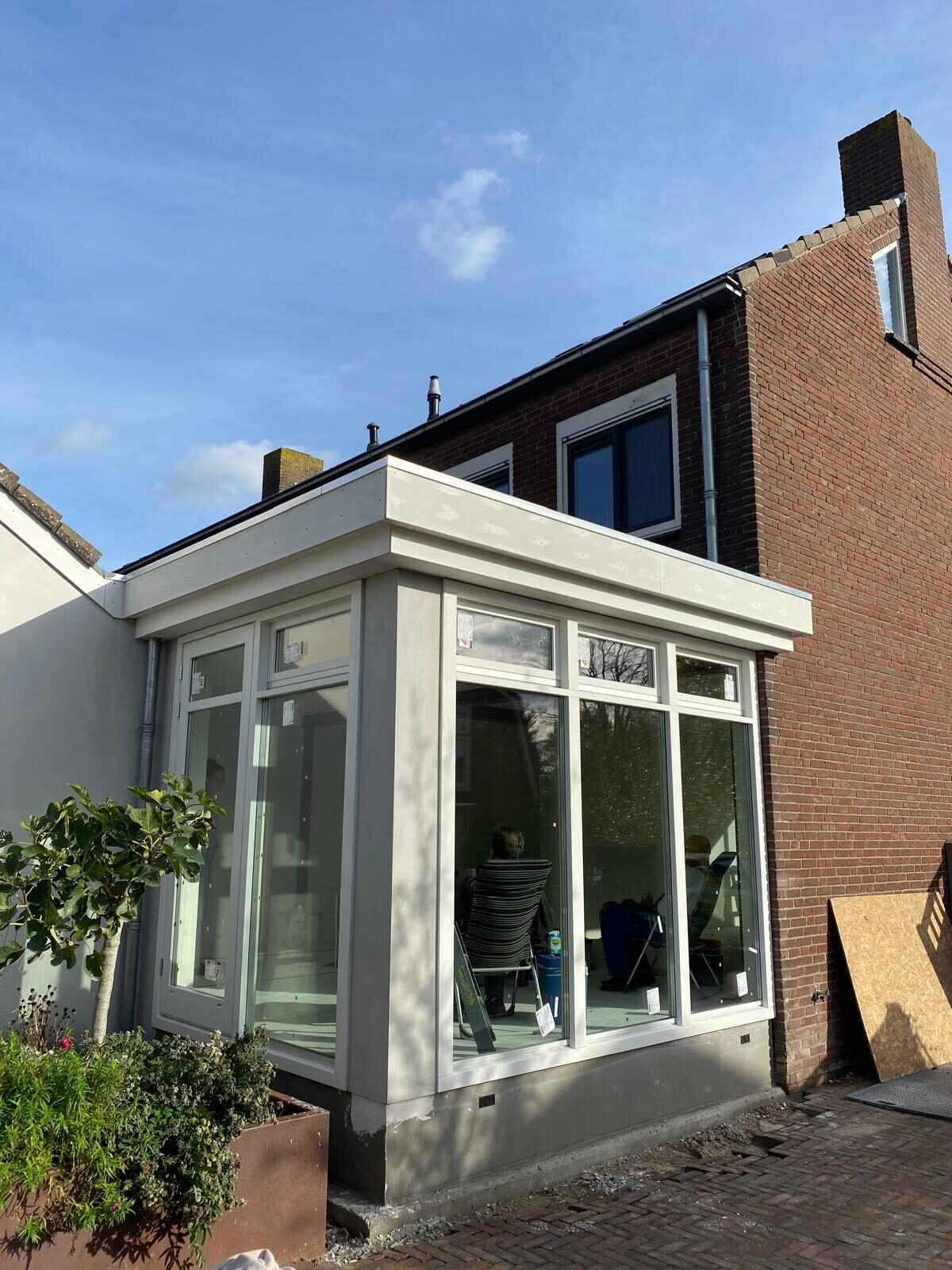 Serre aan een woning in Langeraar door LBH Bouw