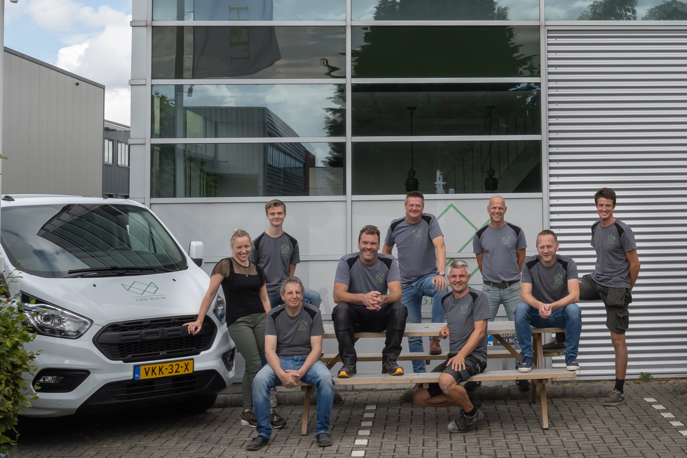Het team van LBH Bouw bij het bedrijfspand aan de Goudsmid in Ter Aar