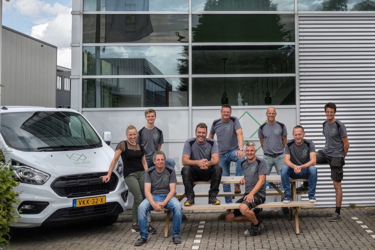Het team van LBH Bouw bij het bedrijfspand aan de Goudsmid in Ter Aar