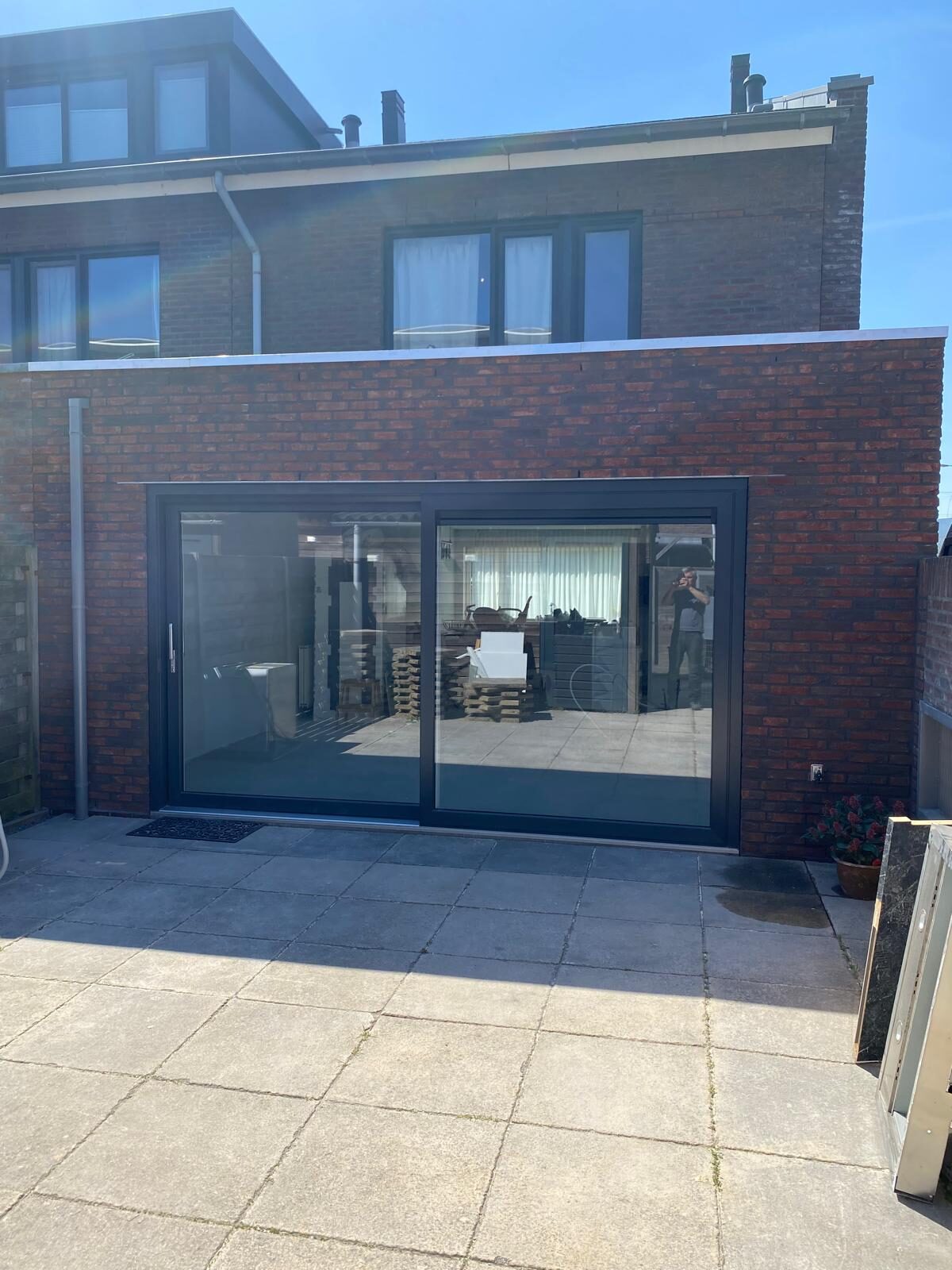 Uitbouw met schuifpui aan een woning in Haarlem door LBH Bouw