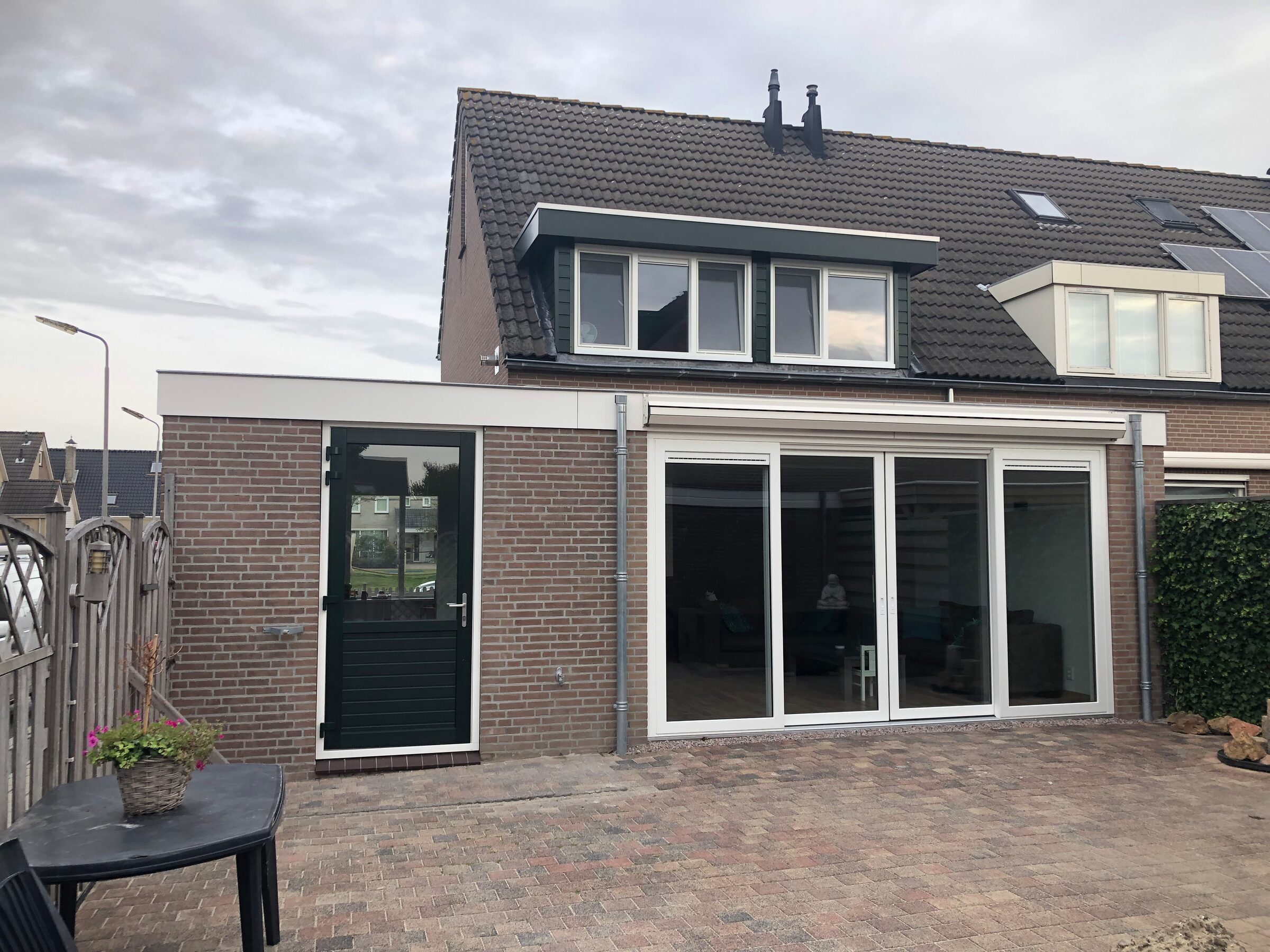 Uitbouw met schuifpui aan een rijwoning, door LBH Bouw