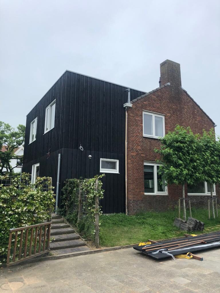 Uitbreiding met zwarte houten gevel aan een woning in Ter Aar door LBH Bouw